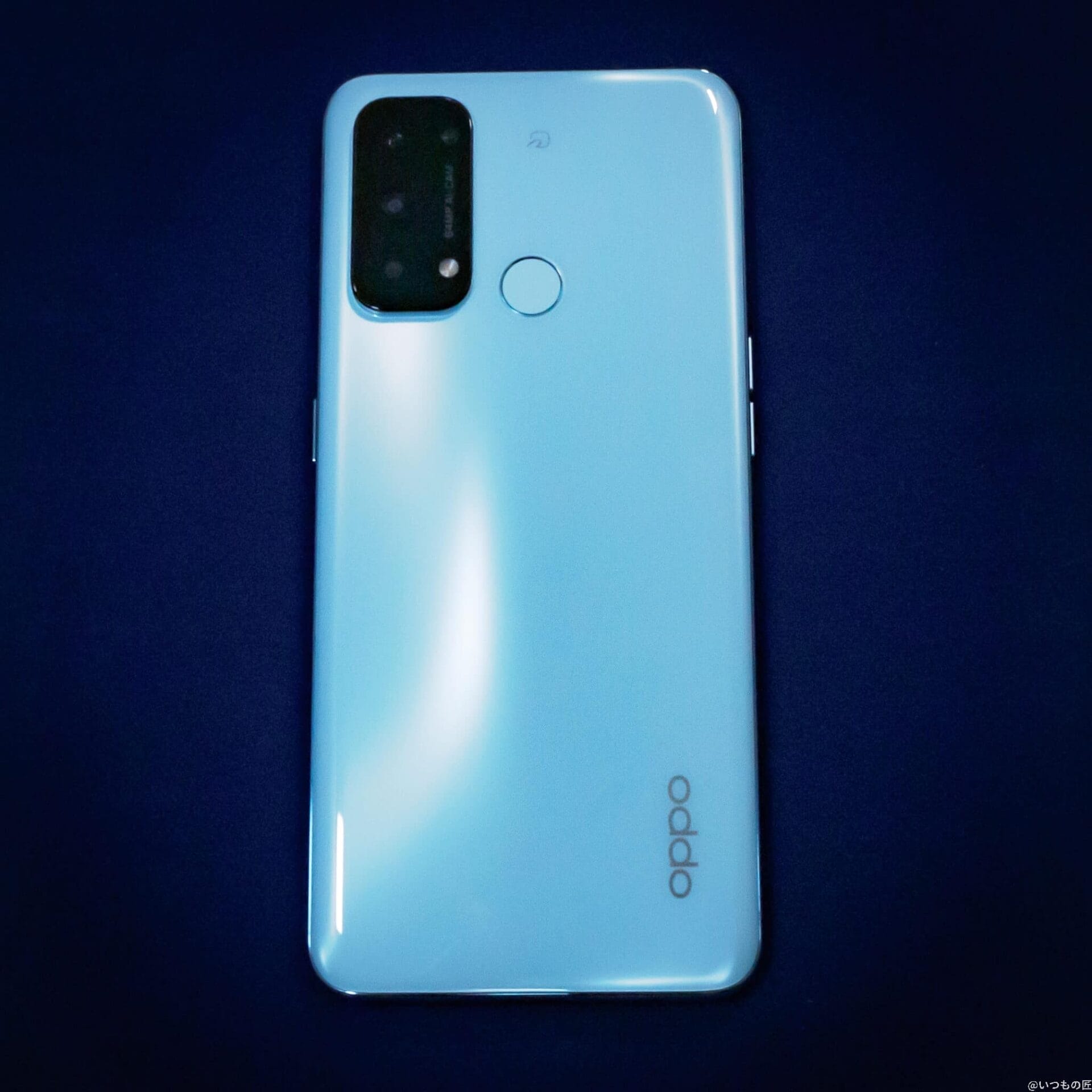 OPPO Reno5A 本体。薄いグリーンのキレイな背面が特徴的です。