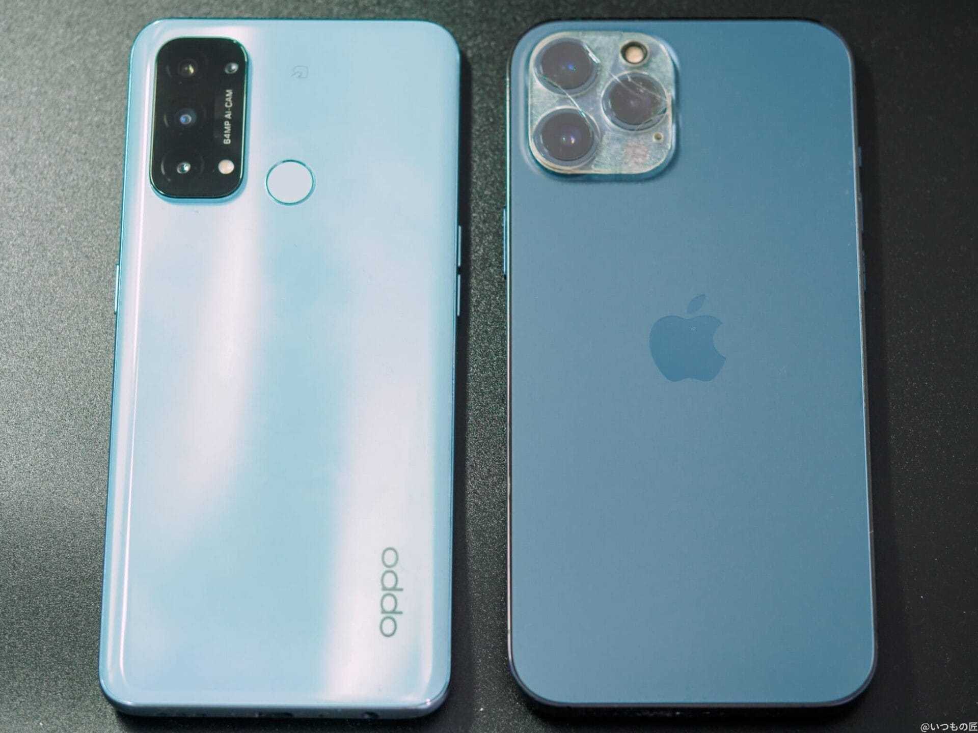 OPPO Reno5A（左）とiPhone 12 Pro Max（右）を比べると、サイズに大きな違いは無いですが、OPPO Reno5Aの方がかなり軽く感じます。