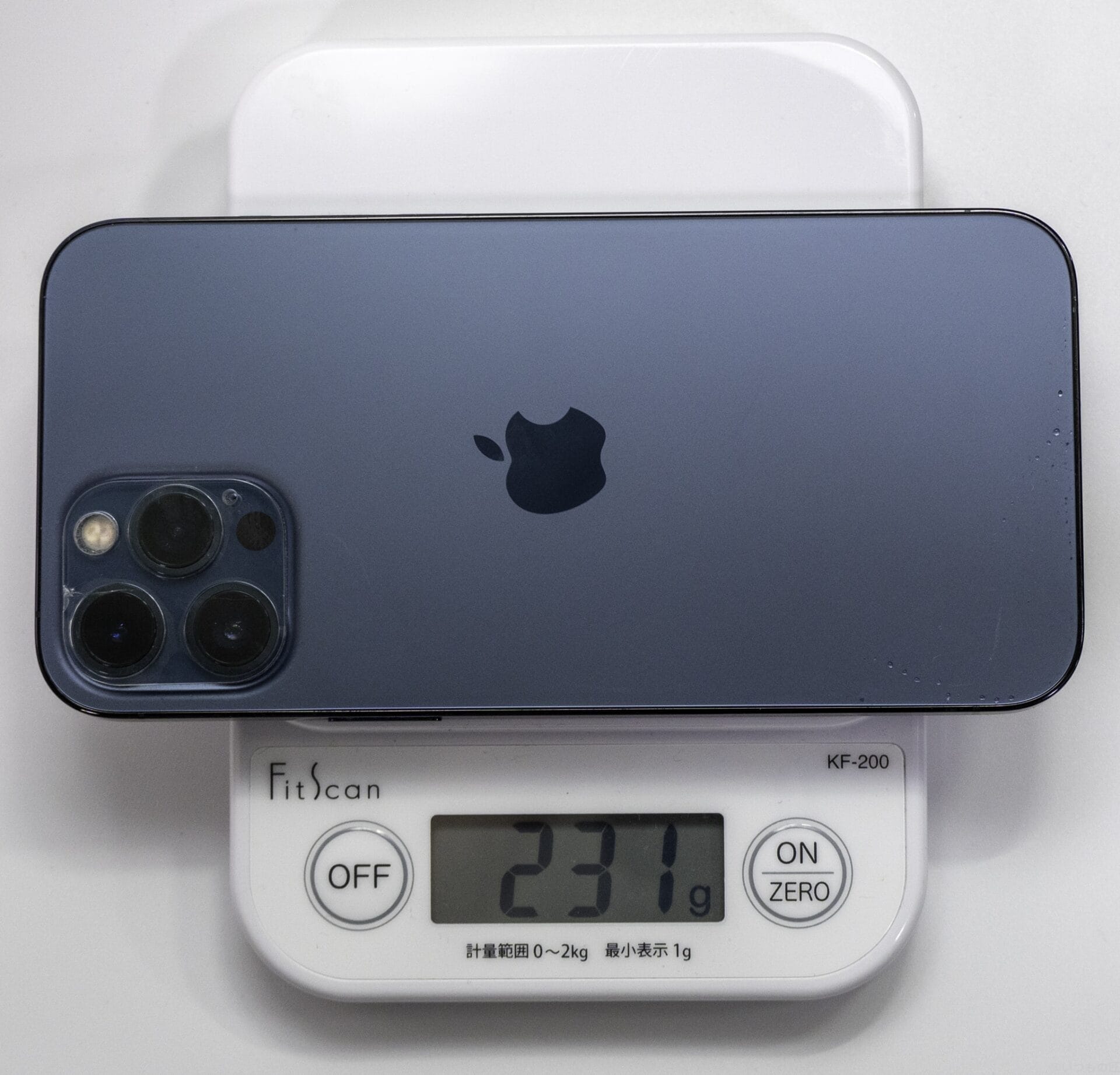 iPhone 12 Pro Maxを計量器に載せた