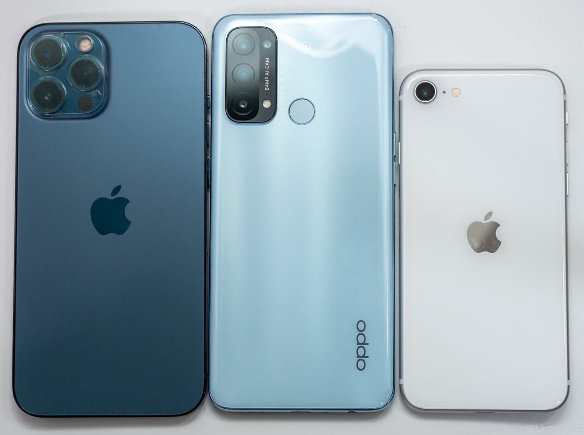 iPhone 12 Pro Maxは左、OPPO Reno5Aは中央、iPhone SEは右に並べてみました。