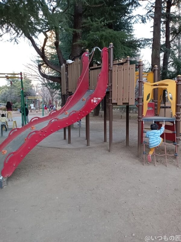 近所の公園の遊具で遊ぶ息子