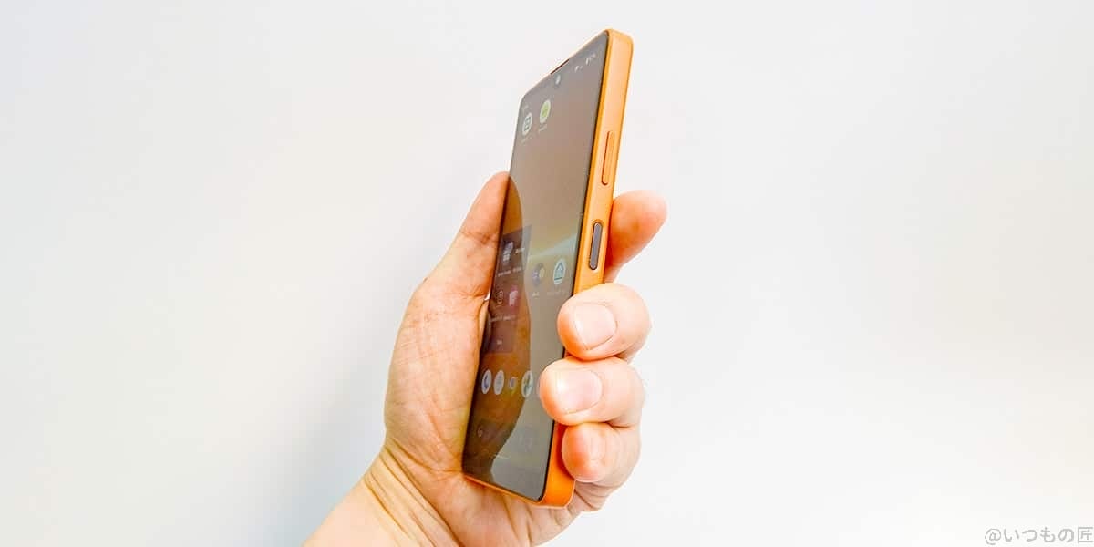 片手にすっぽりと収まるXperia ACE Ⅲ