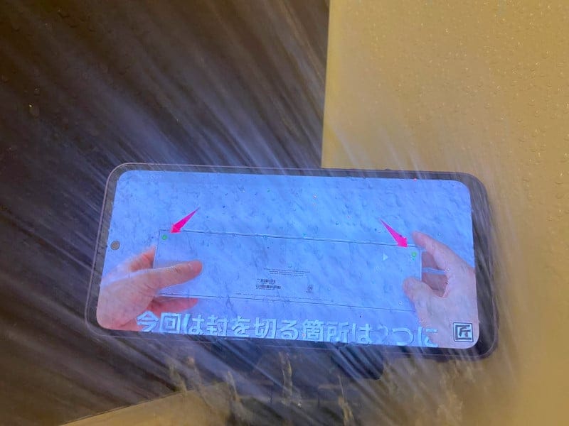 Libero 5G Ⅲ(リベロ5G3)の防水性能(IPX5)を検証している写真