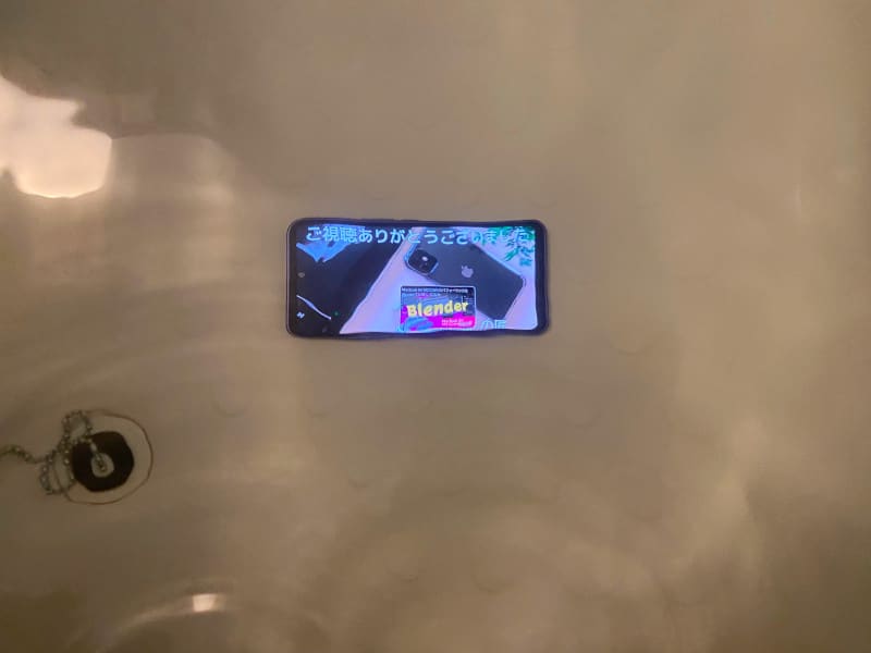 Libero 5G Ⅲ(リベロ5G3)の防水性能(IPX7)を検証している写真③