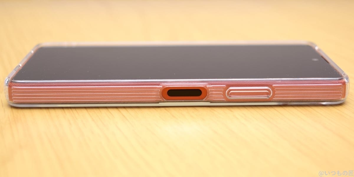クリア素材ケースを使用したXperia Ace Ⅲの側面（電源ボタン側）