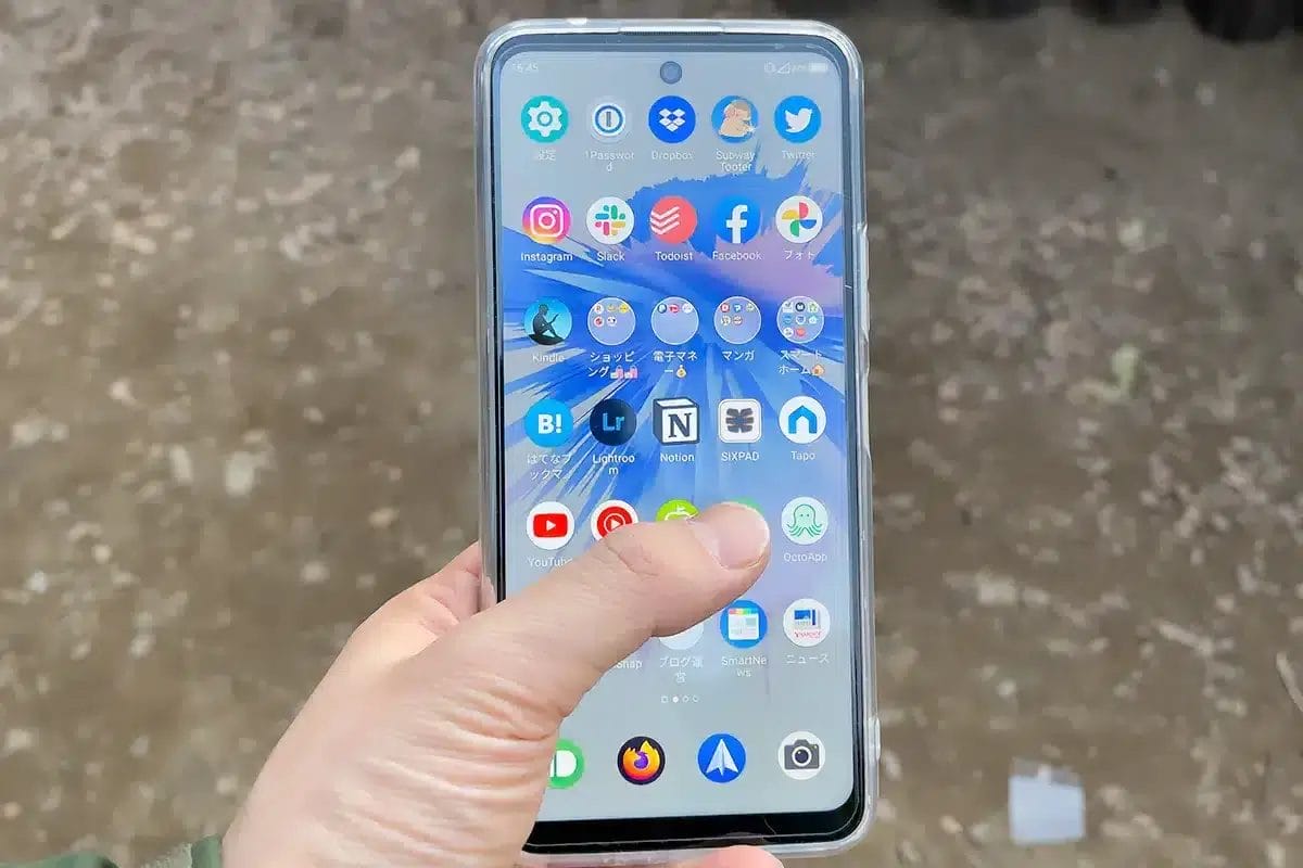 実際に手で持ったLibero 5G Ⅱ。意外と手になじみやすいサイズなのがポイント。