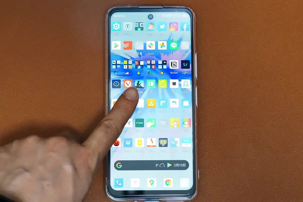 Libero 5G Ⅱの他には代えがたい画面の広さによる恩恵は、ホーム画面に並べられるアイコンの数で決まります。