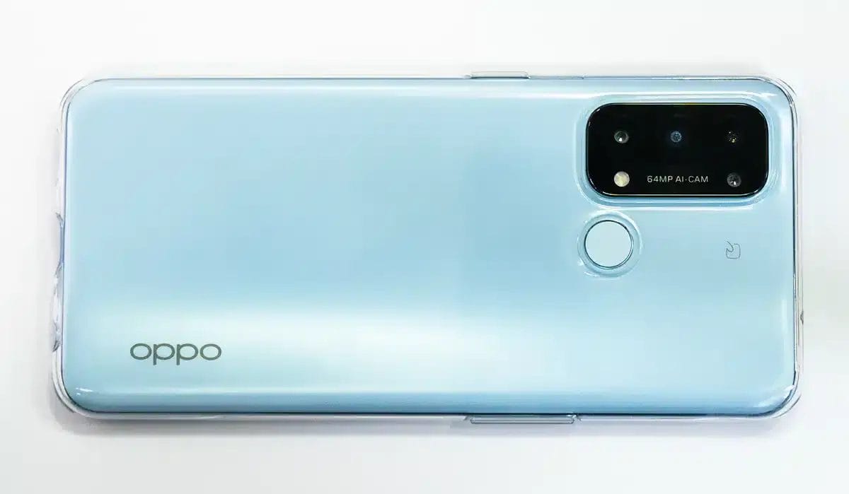 OPPO Reno5Aに標準添付ケースに搭載してみてもあまりサイズが変わりません。