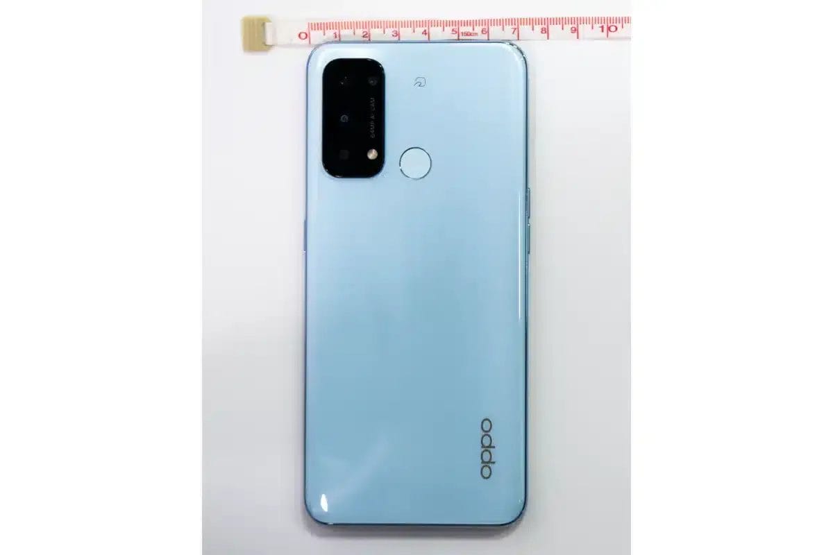 OPPO Reno5A 横幅は7cm強くらい