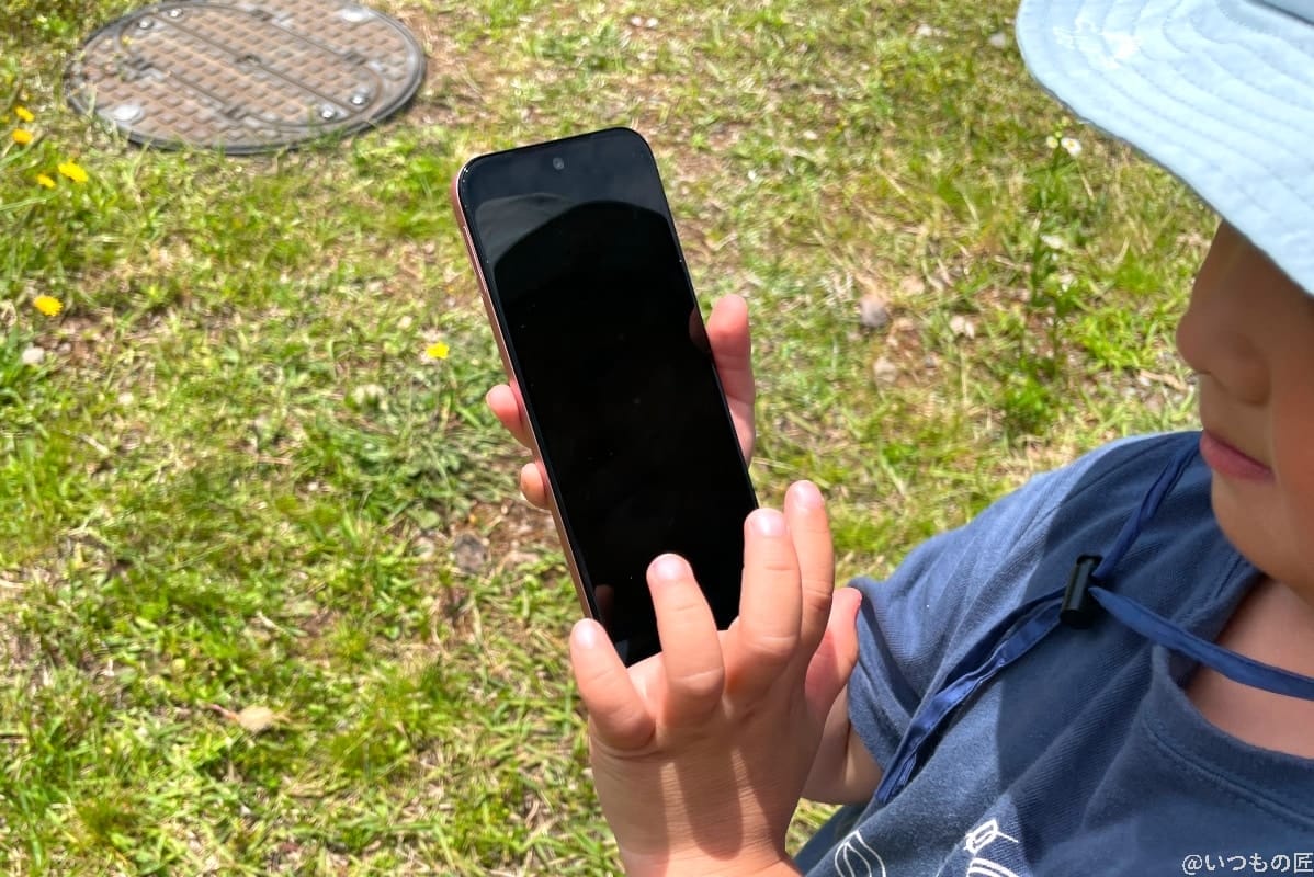 Android One S10を4歳の子供が持ったときの様子を撮影した写真