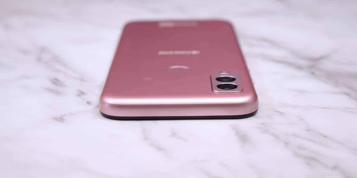 Android One S10の上部の写真。