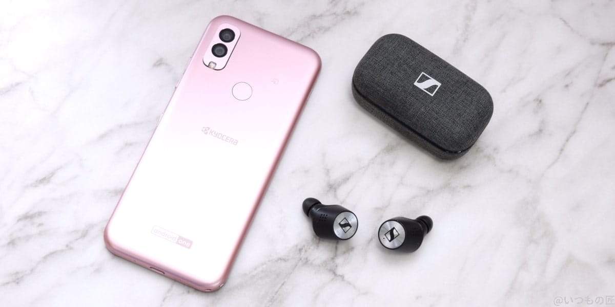 Android One S10とワイヤレスイヤホンの写真。