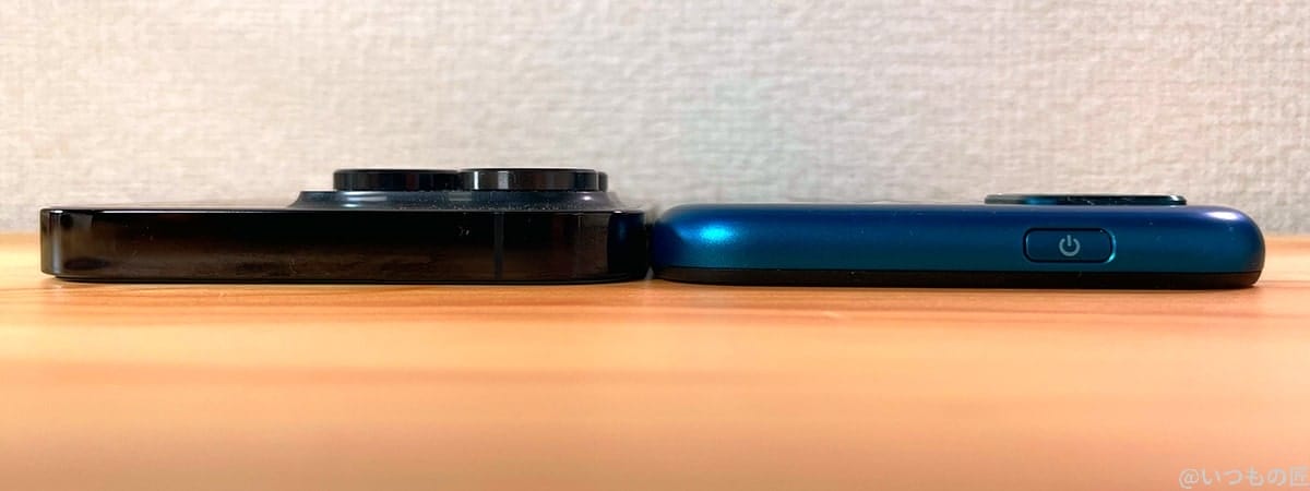 かんたんスマホ3とiphonese3 厚み比較 | モバイル比較レビュー.jp かんたんスマホ3とiPhoneSE3 厚み比較