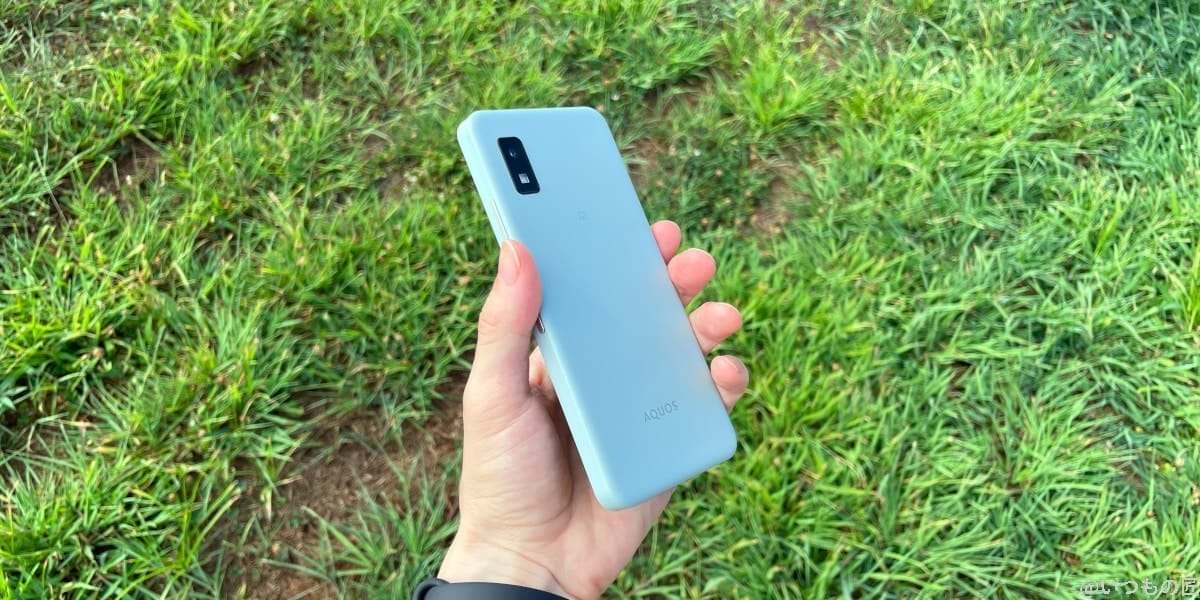 AQUOS wish3を片手で持った様子