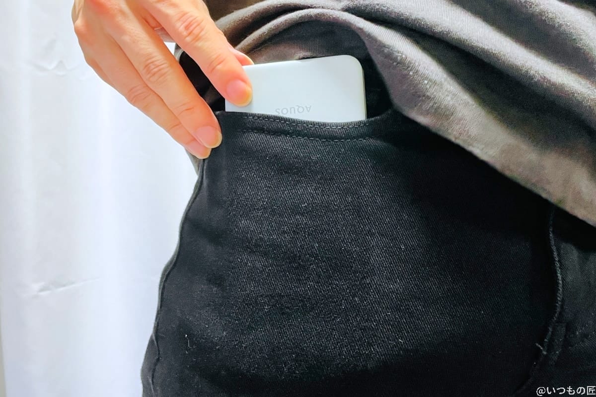 AQUOS wish3をポケットに入れた様子