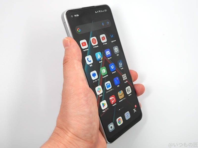 oppo reno9 a 手持ち2 | モバイル比較レビュー.jp OPPO Reno9 Aを手持ちした左側面