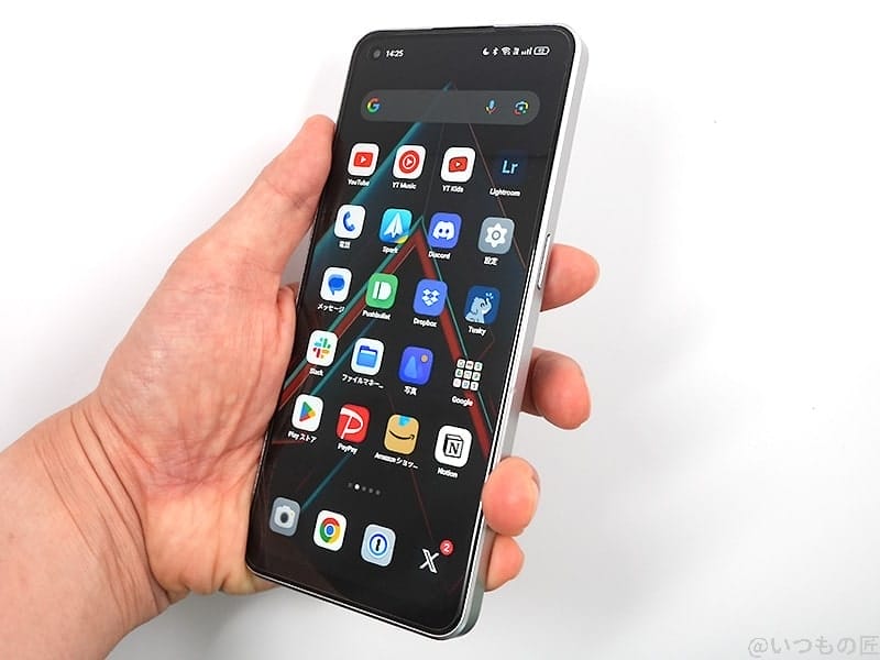 oppo reno9 a 手持ち | モバイル比較レビュー.jp OPPO Reno9 Aを手持ちした右側面