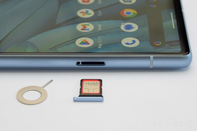 google-pixel-7a-sim-slot-01 | モバイル比較レビュー.jp Google Pixel 7a SIMスロットを開けた様子