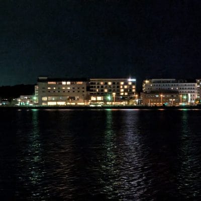 google pixel 9 pro xl の通常モードでズーム撮影した夜景写真 | モバイル比較レビュー.jp Google Pixel 9 Pro XL カメラ Google Pixel 9 Pro XL の通常モードでズーム撮影した夜景写真