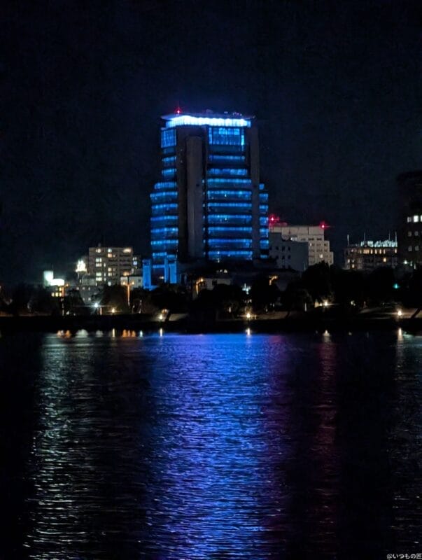 google pixel 9 pro xl の通常モードでズーム撮影した夜景写真 | モバイル比較レビュー.jp Google Pixel 9 Pro XL カメラ Google Pixel 9 Pro XL の通常モードでズーム撮影した夜景写真