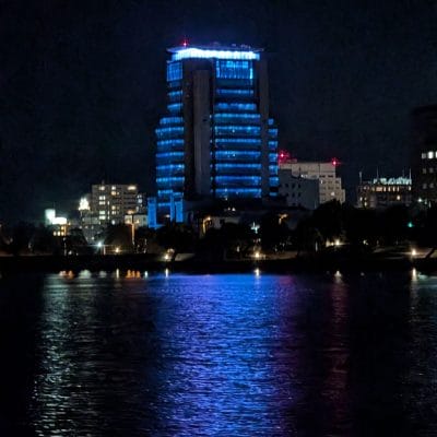 google pixel 9 pro xl の通常モードでズーム撮影した夜景写真 | モバイル比較レビュー.jp Google Pixel 9 Pro XL カメラ Google Pixel 9 Pro XL の通常モードでズーム撮影した夜景写真