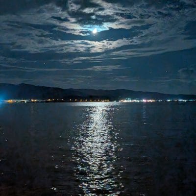 google pixel 9 pro の通常モードで撮影した夜景写真 | モバイル比較レビュー.jp Google Pixel 9 Pro カメラ Google Pixel 9 Pro の通常モードで撮影した夜景写真