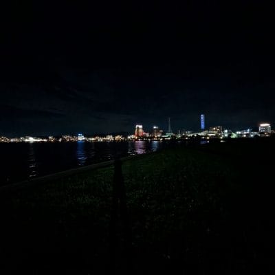 google pixel 9 pro の通常モードでズーム撮影した夜景写真 | モバイル比較レビュー.jp Google Pixel 9 Pro カメラ Google Pixel 9 Pro の通常モードでズーム撮影した夜景写真