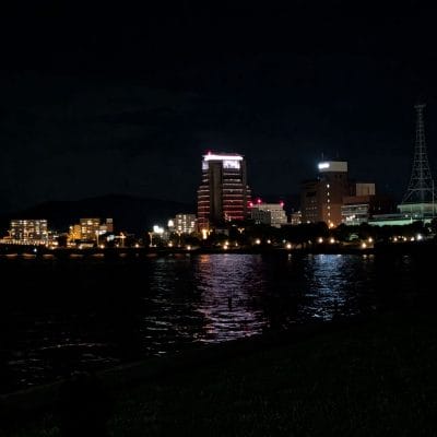 google pixel 9 proの通常モードでズーム撮影した夜景写真 | モバイル比較レビュー.jp Google Pixel 9 Proカメラ Google Pixel 9 Proの通常モードでズーム撮影した夜景写真