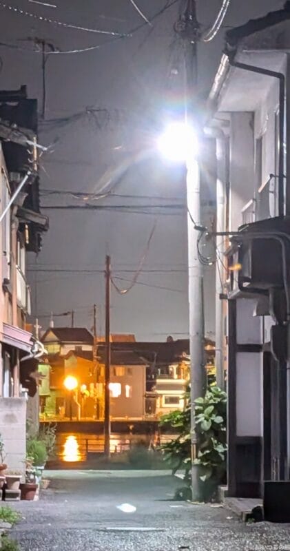 google pixel 9 で夜間撮影した写真 | モバイル比較レビュー.jp Google Pixel 9 カメラ Google Pixel 9 で夜間撮影した写真