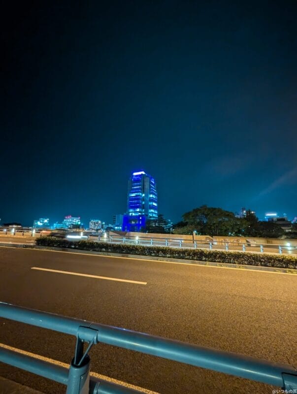 google pixel 9 でズーム撮影した夜間写真 | モバイル比較レビュー.jp Google Pixel 9 カメラ Google Pixel 9 でズーム撮影した夜間写真