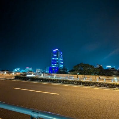 google pixel 9 でズーム撮影した夜間写真 | モバイル比較レビュー.jp Google Pixel 9 カメラ Google Pixel 9 でズーム撮影した夜間写真