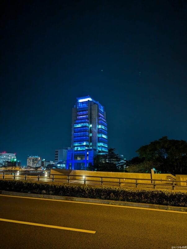 google pixel 9 でズーム撮影した夜間写真 | モバイル比較レビュー.jp Google Pixel 9 カメラ Google Pixel 9 でズーム撮影した夜間写真