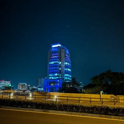 google pixel 9 でズーム撮影した夜間写真 | モバイル比較レビュー.jp Google Pixel 9 カメラ Google Pixel 9 でズーム撮影した夜間写真