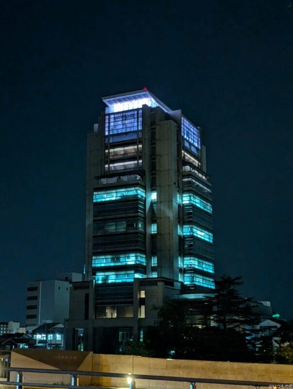 google pixel 9 でズーム撮影した夜間写真 | モバイル比較レビュー.jp Google Pixel 9 カメラ Google Pixel 9 でズーム撮影した夜間写真