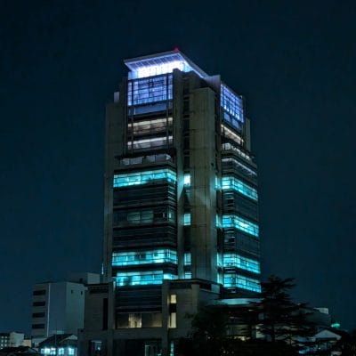 google pixel 9 でズーム撮影した夜間写真 | モバイル比較レビュー.jp Google Pixel 9 カメラ Google Pixel 9 でズーム撮影した夜間写真