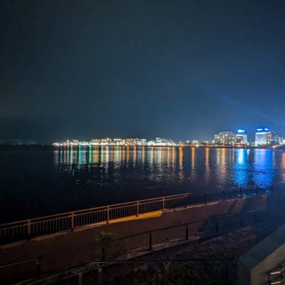 google pixel 9 でズーム撮影した夜間写真 | モバイル比較レビュー.jp Google Pixel 9 カメラ Google Pixel 9 でズーム撮影した夜間写真