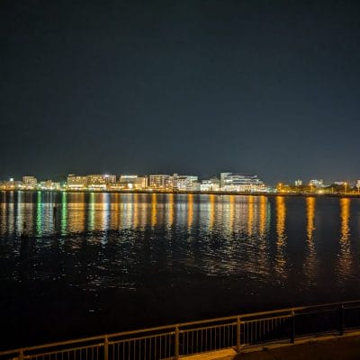 google pixel 9 でズーム撮影した夜間写真 | モバイル比較レビュー.jp Google Pixel 9 カメラ Google Pixel 9 でズーム撮影した夜間写真