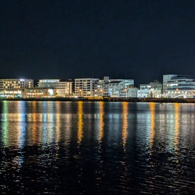 google pixel 9 でズーム撮影した夜間写真 | モバイル比較レビュー.jp Google Pixel 9 カメラ Google Pixel 9 でズーム撮影した夜間写真