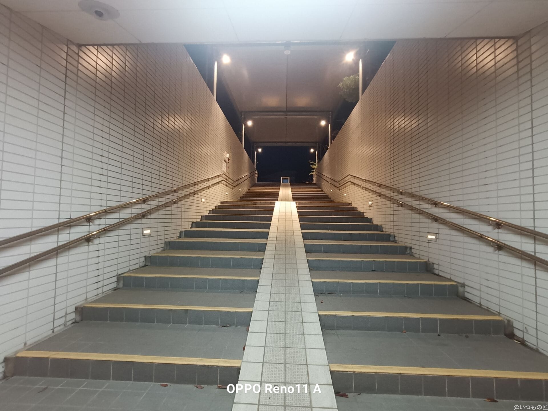 oppo reno11 a カメラで夜間撮影した写真 | モバイル比較レビュー.jp OPPO Reno11 A カメラ OPPO Reno11 Aで夜間撮影した写真