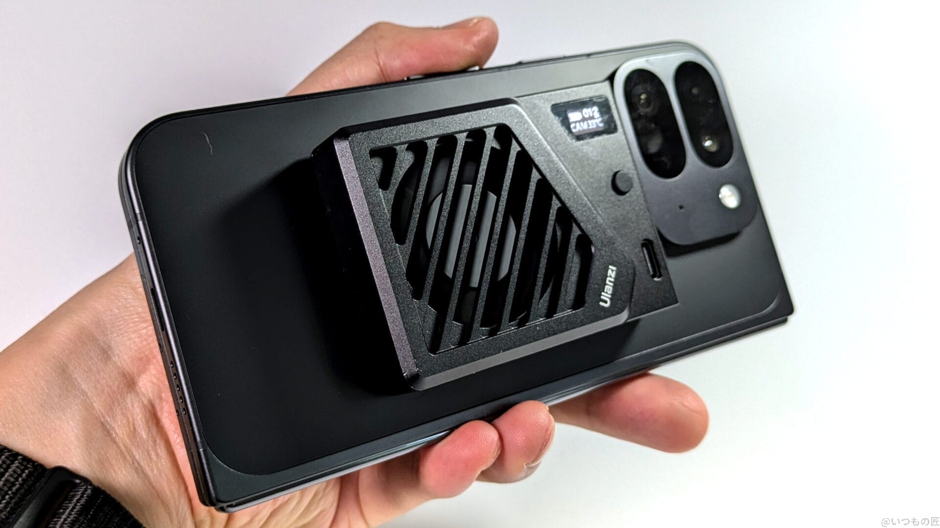Google Pixel 9 Pro Fold ベンチマーク Antutu 
カメラ冷却ファンを装着