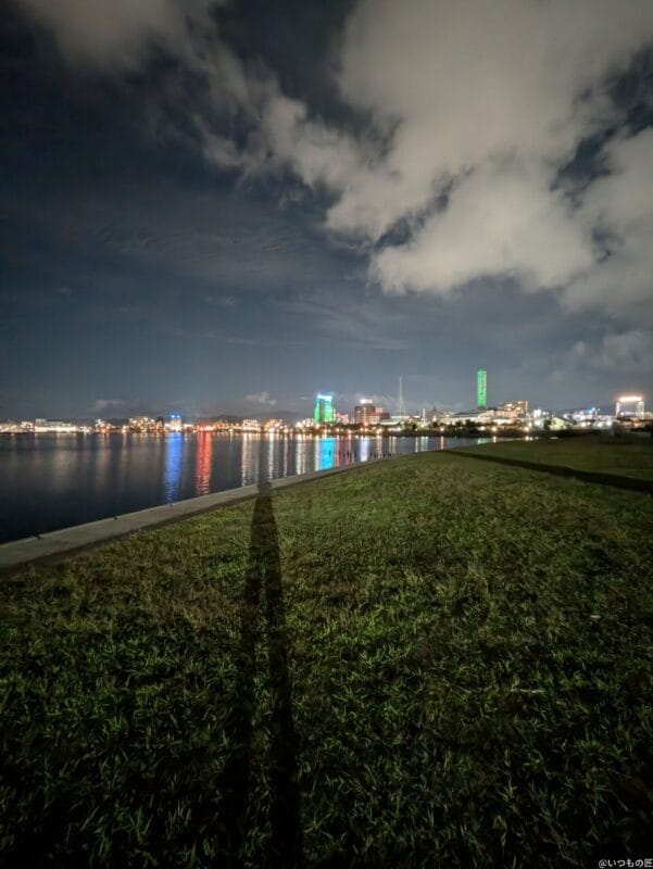 google pixel 8aでズーム撮影した夜景写真 | モバイル比較レビュー.jp Google Pixel 8a カメラ Google Pixel 8aでズーム撮影した夜景写真