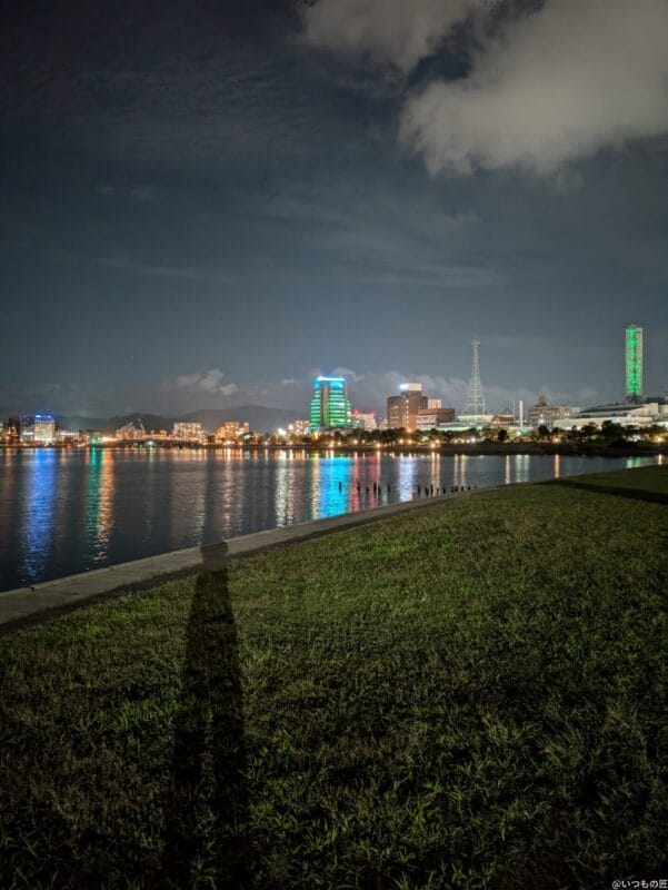 google pixel 8aでズーム撮影した夜景写真 | モバイル比較レビュー.jp Google Pixel 8a カメラ Google Pixel 8aでズーム撮影した夜景写真