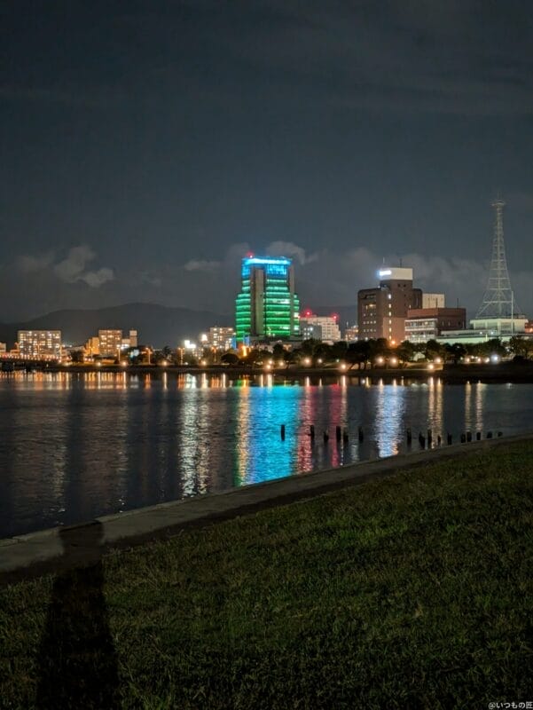 google pixel 8aでズーム撮影した夜景写真 | モバイル比較レビュー.jp Google Pixel 8a カメラ Google Pixel 8aでズーム撮影した夜景写真