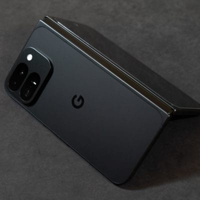 Google Pixel 9 Pro Fold カメラ Google Pixel 9 Pro Fold を折り曲げた状態のイメージ図