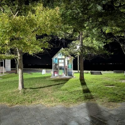 Google Pixel 9 Pro Fold カメラ Google Pixel 9 Pro Foldの通常モードでズーム撮影した夜景写真