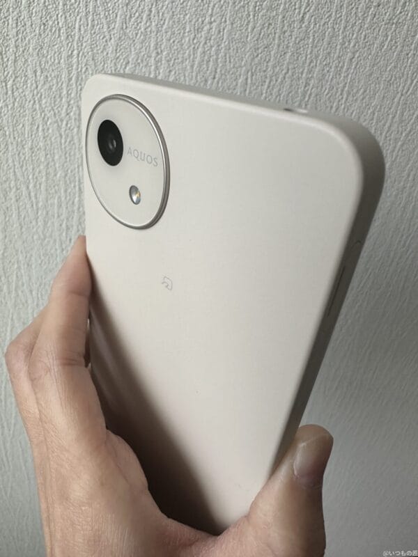 aquos wish4を手に持っている写真 | モバイル比較レビュー.jp AQUOS wish4 レビュー AQUOS wish4を手に持っている写真