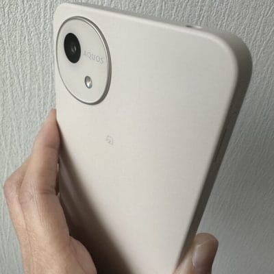 aquos wish4を手に持っている写真 | モバイル比較レビュー.jp AQUOS wish4 レビュー AQUOS wish4を手に持っている写真