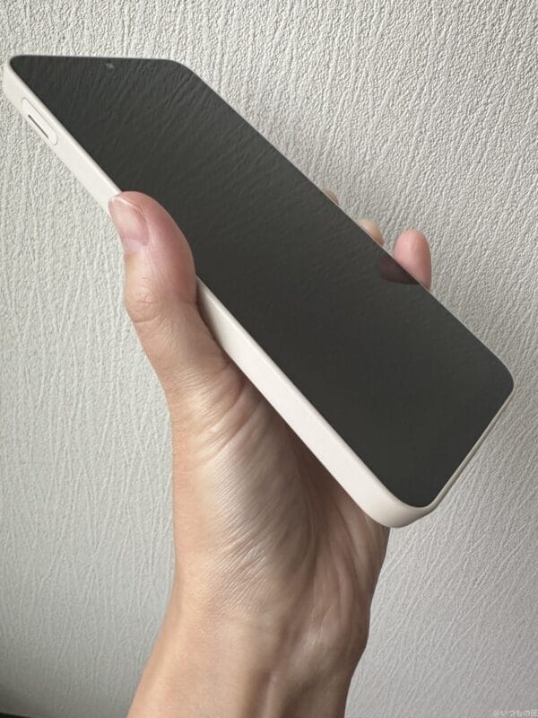 aquos wish4を手に持っている写真 | モバイル比較レビュー.jp AQUOS wish4 レビュー AQUOS wish4を手に持っている写真