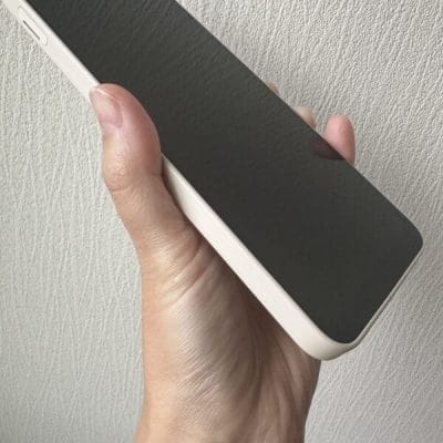 aquos wish4を手に持っている写真 | モバイル比較レビュー.jp AQUOS wish4 レビュー AQUOS wish4を手に持っている写真