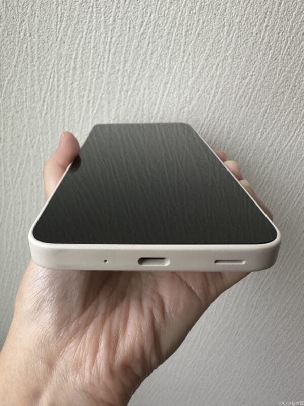 aquos wish4を手に持っている写真 | モバイル比較レビュー.jp AQUOS wish4 レビュー AQUOS wish4を手に持っている写真